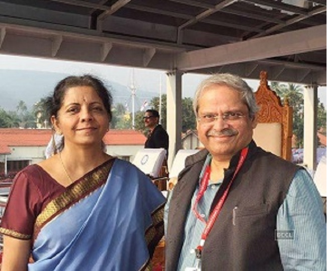 वित्त मंत्री के पति और जानेमाने अर्थशास्त्री परकला प्रभाकर ने मोदी सरकार को लगाई फटकार, बोले- हेडलाइंस मैनेजमेंट व अपनी पीठ थपथपाने में लगी है सरकार The finance minister's husband and well-known economist Parkala Prabhakar reprimanded the Modi government, saying - the government is engaged in headlines management and patting itself on the back