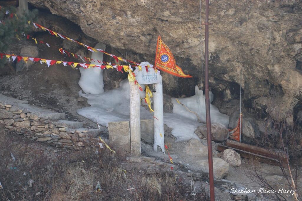 बर्फबारी के बीच स्थानीय लोग कर रहे हैं टिम्मरसैंण महादेव के दर्शन On the lines of Baba Amarnath Yatra, pilgrims are now traveling to Timmarsain Mahadev, situated in the Niti Valley of Chamoli,