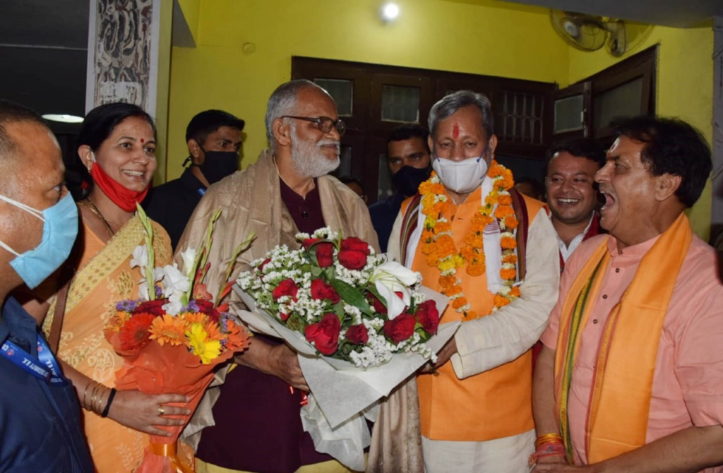 मुख्यमंत्री तीरथ सिंह रावत ने भाजपा के 41वें स्थापना दिवस पर वरिष्ठ नेता श्री मनोहर कांत ध्यानी जी से लिया आशिर्वाद Chief Minister Tirath Singh Rawat took blessings from senior leader Shri Manohar Kant Dhyani ji on 41st foundation day of BJP