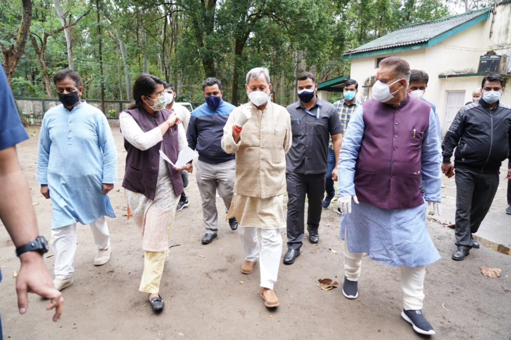 मुख्यमंत्री श्री तीरथ सिंह रावत ने छावनी परिषद जनरल अस्पताल में 130 बेडों की व्यवस्था के दिए निर्देश The Chief Minister inspected the Cantonment Board Hospital and instructed to arrange 130 beds with necessary facilities in the hospital in view of Kovid. Chief Minister Shri Tirath Singh Rawat inspected the Cantonment Council General Hospital at Cantt. On Friday. He inspected the hospital premises and took stock of the arrangements.