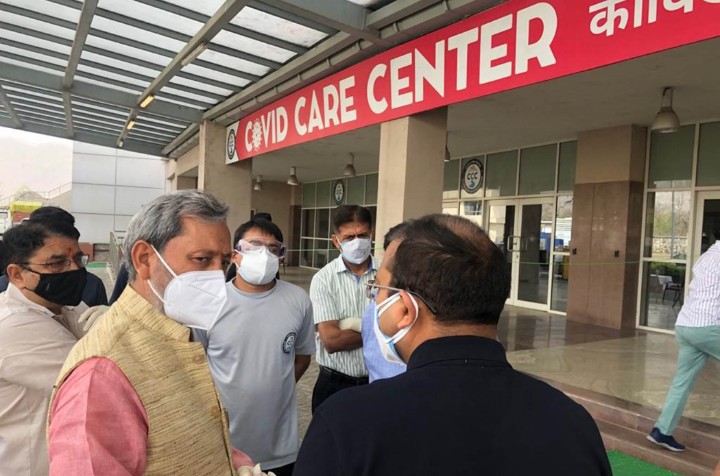 मुख्यमंत्री श्री तीरथ सिंह रावत ने अन्तरराष्ट्रीय क्रिकेट स्टेडियम रायपुर, देहरादून में बनाये गये कोविड केयर सेंटर का किया औचक निरीक्षण On Wednesday, Chief Minister Mr. Tirath Singh Rawat made a surprise inspection of the Kovid Care Center set up at the International