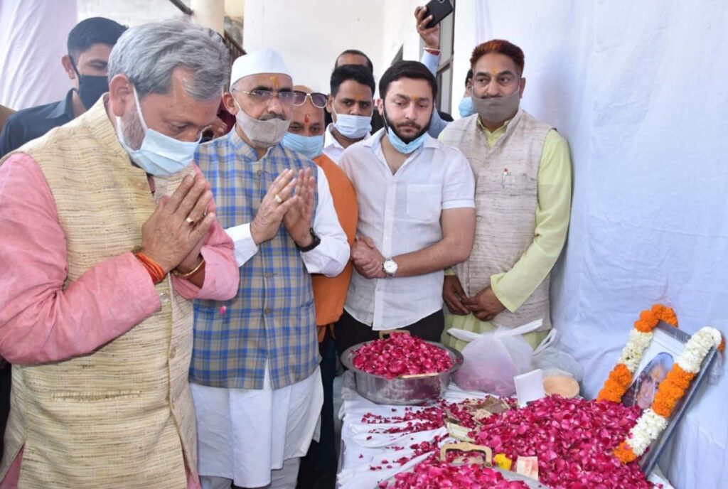 मुख्यमंत्री श्री तीरथ सिंह रावत ने स्व0 श्रीमती प्रेमा देवी को दी श्रद्धांजलि Chief Minister Mr. Tirath Singh Rawat paid floral tributes to Smt. Prema Devi, mother of Dehradun Mayor, Mr. Sunil Uniyal Gama,