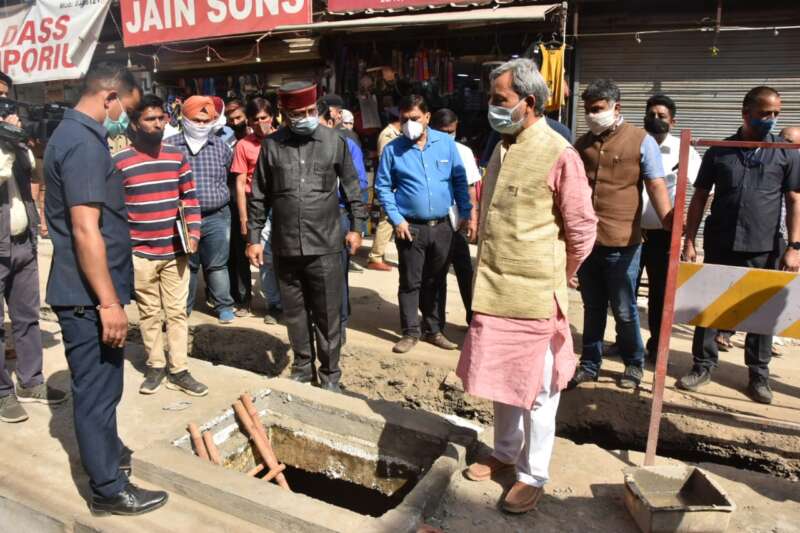 मुख्यमंत्री श्री तीरथ ने किया स्मार्ट सिटी के कार्यों का औचक स्थलीय निरीक्षण On Sunday, Chief Minister Tirath Singh Rawat conducted a surprise on-site inspection of the works of Smart City at Paltan Bazar