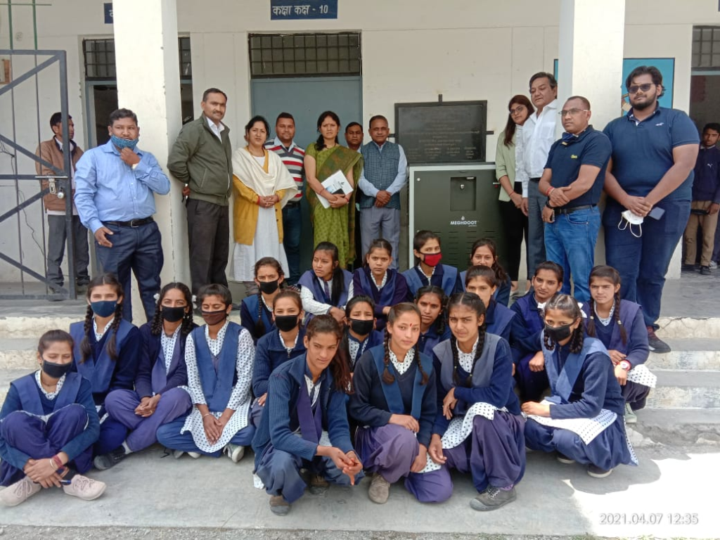जिला प्रशासन की पहल पर उत्तराखण्ड पेयजल निगम ने रा0उ0मा0वि0 ठकरासाधार कालसी में स्थापित की हवा से पानी बनाने की मशीन