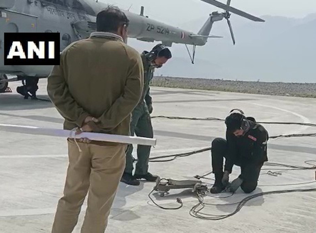 उत्तराखण्ड: वायु सेना के MI-17 Helicopter से जंगलों की आग बुझाने की कवायद शूरू In order to get rid of the increasing fire in the forests by the Government of Uttarakhand, in collaboration with the Central Government, the Air Force has started the exercise of extinguishing the fire in the forests through MI-17 Helicopter, in the initial phase of 05-04- in Garhwal. On 2020, the extinguishing of Vanagni was done at Adwani K No-04 in the Narendranagar range of Narendranagar Forest Division under Tehri District and in Tamiyar (Fakot Block, Tehri).