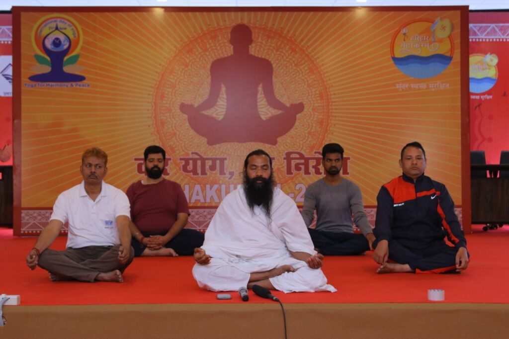 कुम्भ मेला: मीडिया सेंटर नील धारा चंडी द्वीप में योग शिविर का शुभारंभ हुआ In the first phase, Dr. Sanjay, the representative of Patanjali Yoga Peeth Vice Chancellor Acharya Bal Krishna gave yoga training.