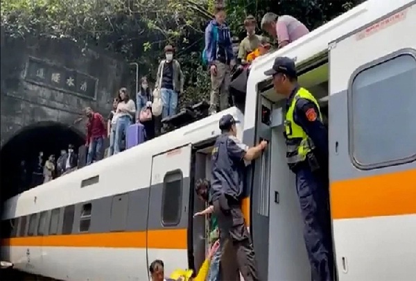 ताइवान के पूर्वी तट के पास भीषण ट्रेन हादसा- 36 की मौत, 70 से अधिक घायल A horrific train accident occurred near the east coast of Taiwan killing 36 people and injuring more than 70 people.