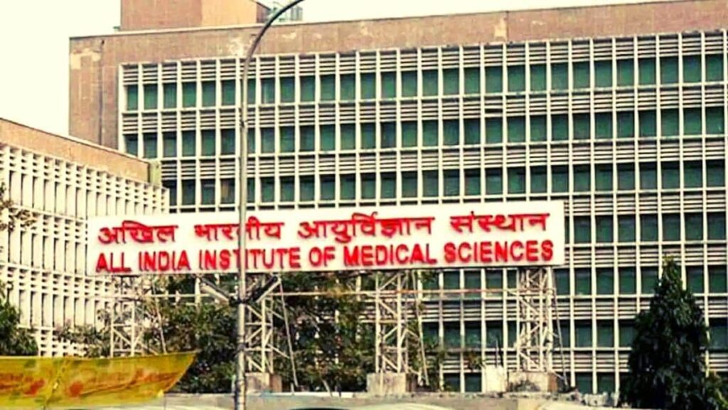 गंगाराम गंगाराम के 37 और एम्स के 35 डॉक्टर कोरोना पॉजिटिव 35 doctors of All India Institute of Medical Sciences, AIIMS, have been infected with Corona. A day earlier, 37 doctors of one of Delhi's