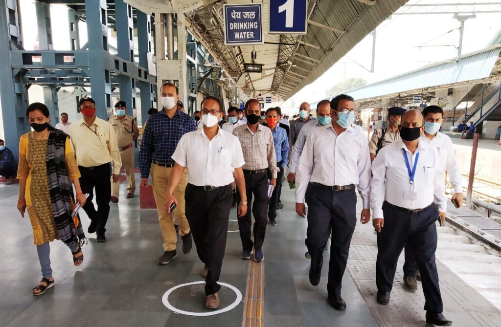 गढ़वाल मंडल आयुक्त ने हरिद्वार रेलवे स्टेशन पर महाकुंभ के दृष्टिगत यात्री सुविधाओं और कोविड जांच की व्यवस्थाओं का किया निरीक्षण