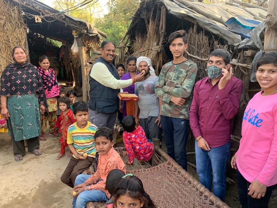 कालाढूंगी में बस्ती के बच्चों को मिष्ठान वितरण कर मनाया मुख्यमंत्री तीरथ सिंह रावत का जन्मदिवस The birth anniversary of Chief Minister Tirath Singh Rawat was celebrated in a different way under the leadership of former BJP