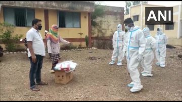 कहीं कोरोना मरीजों को हो रही है ऑक्सीजन की कमी तो कहीं कचरागाड़ी से ढोए जा रहे शव