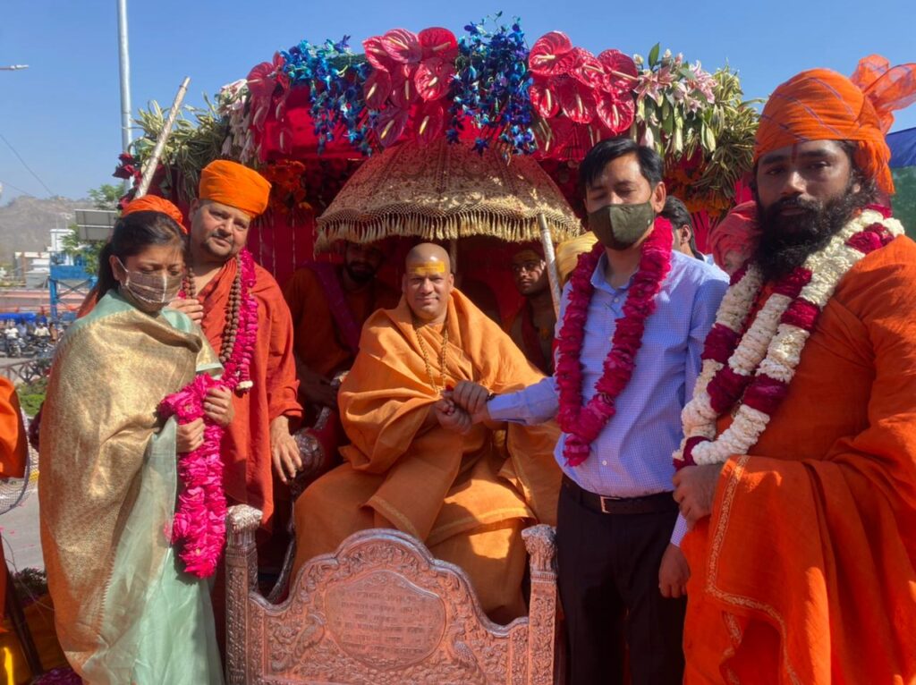 मेलाधिकारी दीपक रावत ने तुलसी चौक पर निरंजन पीठाधीश्वर आचार्य महामंडलेश्वर स्वामी कैलाशानंद गिरि महाराज की शोभायात्रा का किया स्वागत Meladhikari Deepak Rawat on Friday welcomed the procession of Niranjan Peetadhishwar Acharya Mahamandaleshwar Swami