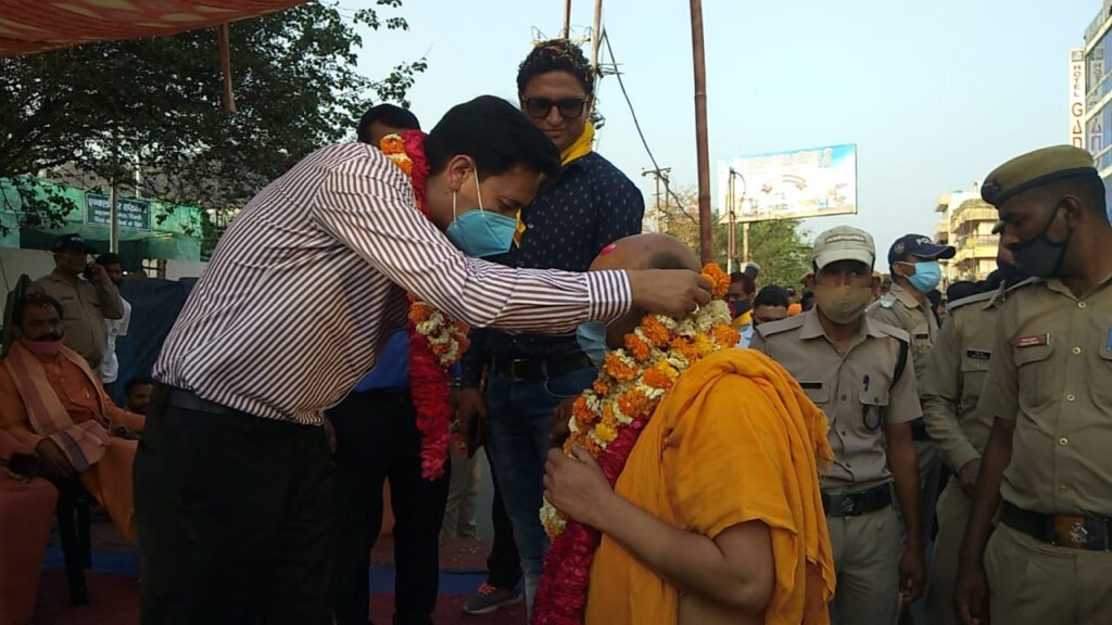 मेलाधिकारी दीपक रावत ने ज्योतिष एवं शारदा पीठाधीश्वर शंकराचार्य स्वामी स्वरूपानंद जी महाराज की मंगल शोभायात्रा का किया स्वागत Swami Swaroopanandji Maharaj's entry was taken out on Mangal procession on Thursday.Melody Officer Deepak Rawat,