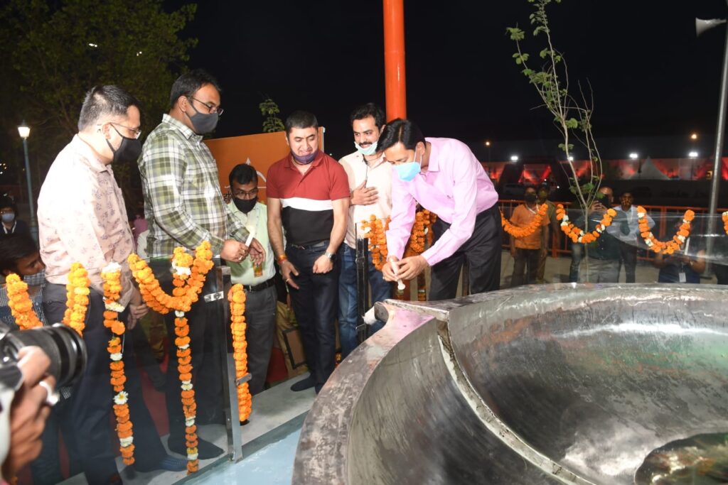 मेलाधिकारी दीपक रावत ने आस्था पथ पर विश्व के सबसे बड़े दीये का किया लोकार्पण