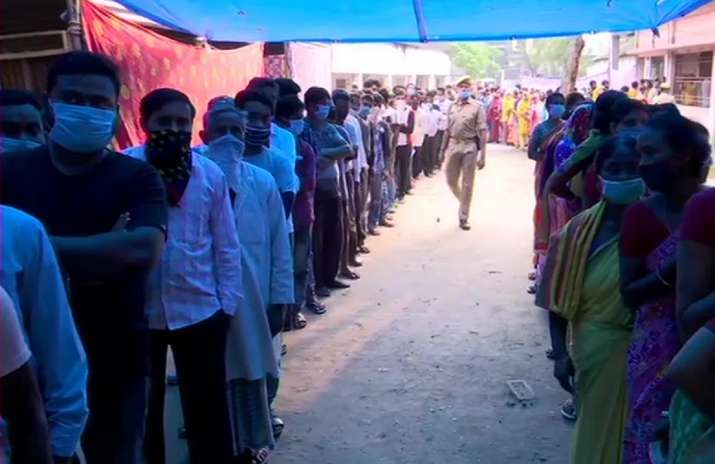 कूच बिहार में 4 की मौत के बाद सीतलाकुची विधानसभा क्षेत्र के एक बूथ पर मतदान स्थगित In the midst of the assembly elections in Bengal, the Hinsey incident occurred in Cooch Behar after which the Election
