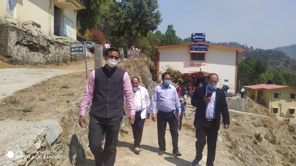 जिलाधिकारी ने सामुदायिक स्वास्थ्य केंद्र कोट पौड़ी, तथा सबदरखाल में स्थापित कोविड 19 सैंपलिंग चौकी का किया स्थलीय निरीक्षण District Magistrate Garhwal Dr. Vijay Kumar Jogande conducted a on-site inspection of the Kovid 19 sampling post established at the Community