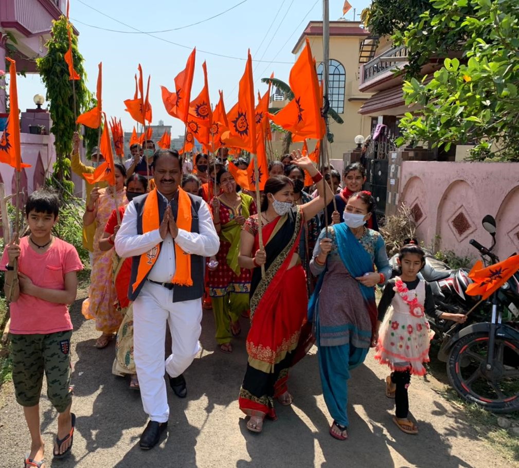 कालाढूंगी में प्रत्येक घर में भगवा ध्वज देकर मनाया हिन्दू नव वर्ष का आरम्भ