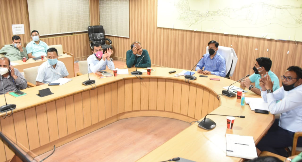 मेला अधिकारी श्री दीपक रावत की अध्यक्षता में महाकुम्भ क्षेत्र में व्यवस्थाओं के सम्बन्ध में बैठक आयोजित An essential meeting was held on Wednesday under the chairmanship of the fair officer Mr. Deepak Rawat in connection with the arrangement of toilets, dressing-labeling, drinking water, electricity etc. in the Maha Kumbh area at the Mela Control Building (CCR).