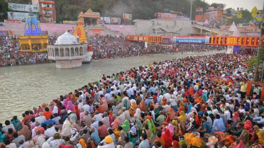 हरिद्वार: सभी कोविड नियमों को ताक पर रखकर महाकुंभ शाही स्नान में उमड़ा जनसैलाब Har ki Pauri was the center of activities for the royal bath and the influx of devotees continued throughout the day. According
