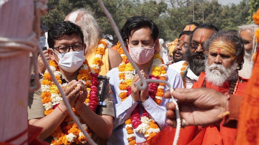 मेलाधिकारी दीपक रावत शुक्रवार श्री पंचायती बड़ा उदासीन अखाड़ा निर्वाण, राजघाट, कनखल के धर्मध्वजा स्थापना कार्यक्रम में हुए शामिल Meladhikari Deepak Rawat attended the Dharmadhwaja installation program of Shree Panchayati big nostalgic arena Nirvana, Rajghat, Kankhal on Friday.