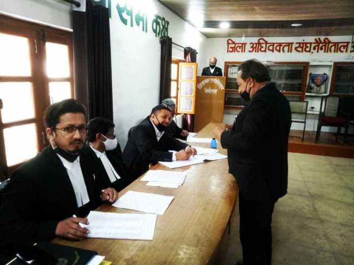 शुक्रवार को मतदान मतगणना के साथ देर शाम होगी विजयी प्रत्याशियों की घोषणा The process of tender vote started from eleven o'clock in the middle of the electoral stir in the district bar association's election on Thursday, which lasted till 2 in the afternoon, Chief Electoral Officer Rajesh Chandola said that with the avoidance of congestion in the Corona period The tender vote was arranged keeping in view the problems of the advocates.