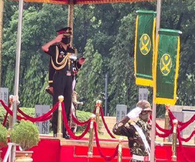 पांच दिवसीय दौरे पर बांग्लादेश पहुंचे भारतीय सेना प्रमुख, बहादुर सैनिकों को दी श्रद्धांजलि, The army chief, who visited Bangladesh, paid tribute to the brave soldiers. Who sacrificed the country's name during the 1971 Liberation War.