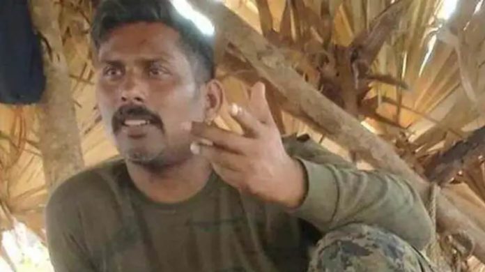 पत्रकार का बड़ा खुलासा-नक्सलियों की गिरफ्त में हैं लापता CRPF जवान राकेश्वर, को लगी है गोली A photo of the missing CRPF jawan Rakeshwar Singh Manhas has emerged since the Naxalite encounter in Bijapur, Chhattisgarh. The Maoists have