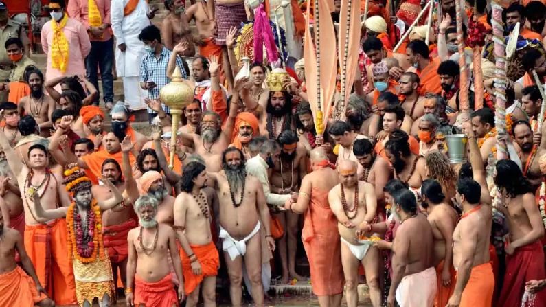 निरंजनी अखाड़े की कुंभ संपन्न होने की घोषणा पर वैष्णव अखाड़ें आग बबूला: माफ़ी मांगे नहीं तो संबंध विच्छेद करने की दी धमकी The Vaishnava arena has been in a rage over Niranjani Akhara's announcement of the completion of Kumbh on April 17, and has expressed