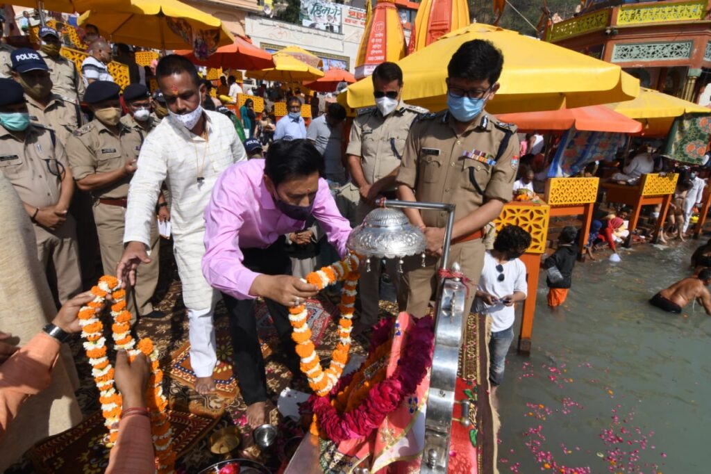 कुम्भ मेला का विधिवत शुभारम्भ मेला अधिकारी दीपक रावत ने हरकीपौड़ी में महाकुम्भ के सफल आयोजन के लिये की पूजा-अर्चना