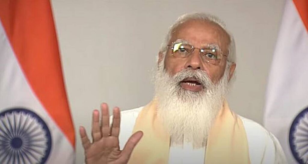 कठिन से कठिन समय में भी हमें धैर्य नहीं खोना चाहिए, दवाई भी कड़ाई भी का सख्ती से पालन करें- पीएम मोदी In the beginning of his 20-minute address, PM Modi said that in this crisis, our doctors, medical staff, scavengers are busy serving