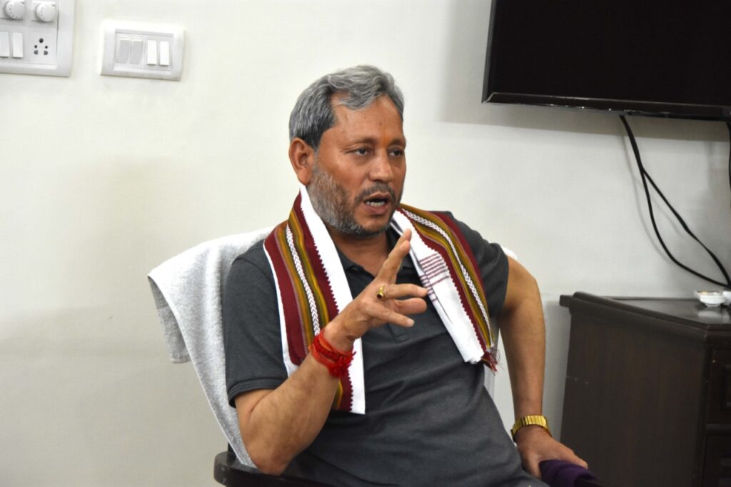 रात्रि चौपाल में मुख्यमंत्री ने वर्चुअल माध्यम से सुनी आम जन की समस्या The Chief Minister directed the officers to solve the problems of the people through chaupal in the remote area.
