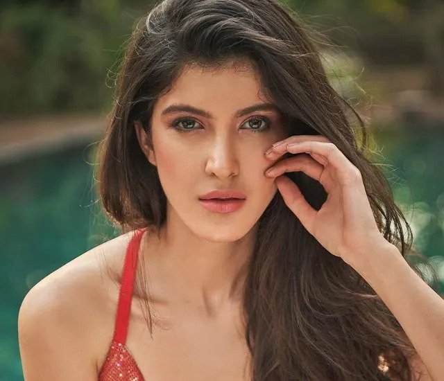 डेब्यू से पहले शनाया कपूर का बोल्ड अवतार, सोशल मीडिया पर दिवाने हुए फैन्स Sanjay Kapoor's daughter Shanaya Kapoor is soon to enter Bollywood under the banner of Dharma Productions. By the way, hot pictures of Shanay