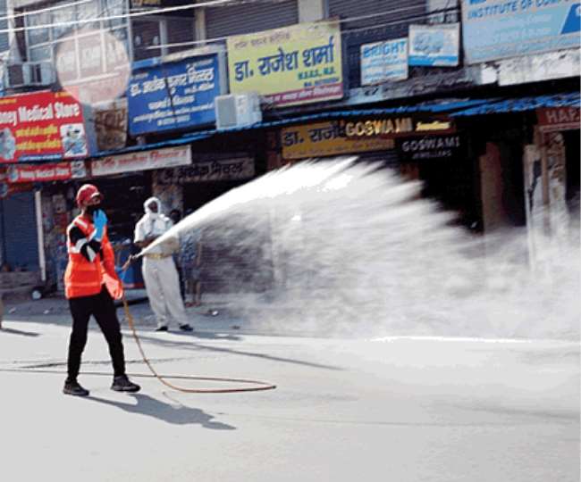 जिलाधिकारी के निर्देश पर झण्डाबाजार दर्शनीगेट आदि क्षेत्रों में लार्वीसाइड का किया गया छिड़काव और सेनिटाइजेशन