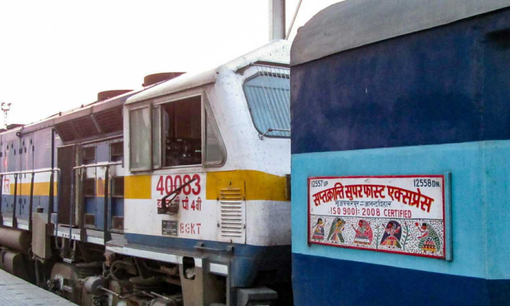 लखनऊ: सप्तक्रांति सुपरफास्ट एक्सप्रेस के हुए दो टुकड़े, कपलिंग टूटने की वजह से हुआ हादसा