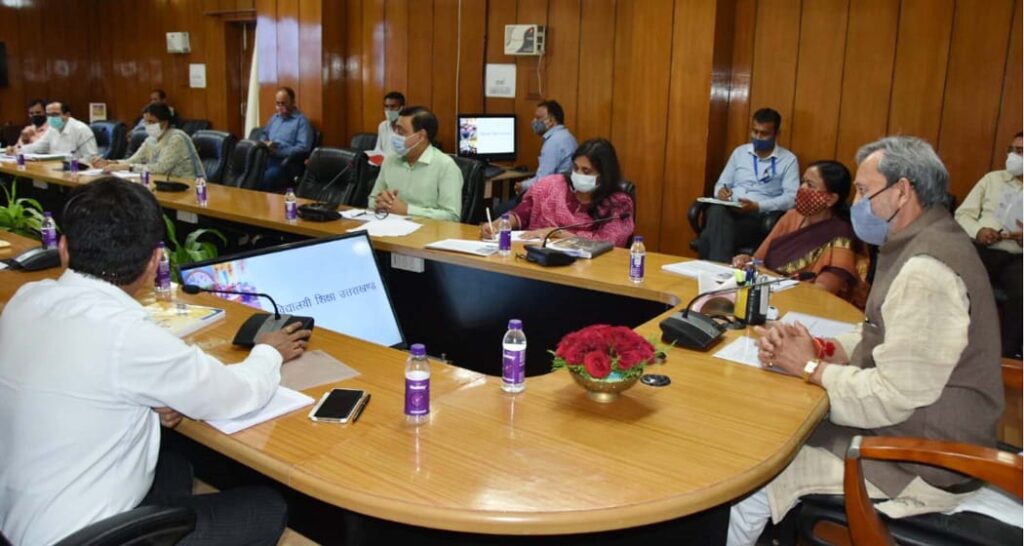 स्कूल शिक्षा में सुधार के लिये लीक से हटकर काम किया जाए : मुख्यमंत्री तीरथ सिंह While reviewing the Department of School Education in the Secretariat, Chief Minister Shri Tirath Singh Rawat gave instructions to work out