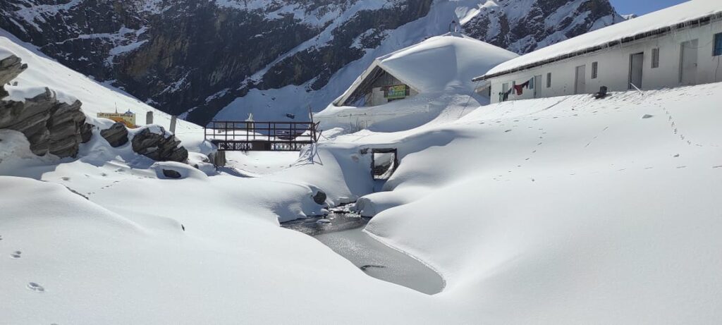 पिछले दो दिनों में श्री हेमकुंट साहिब तीर्थ स्थान में छह फुट बर्फबारी Heavy snowfall in high altitude areas of Uttarakhand, Chamoli and Pithoragarh district has disrupted life. On Wednesday, intermittent