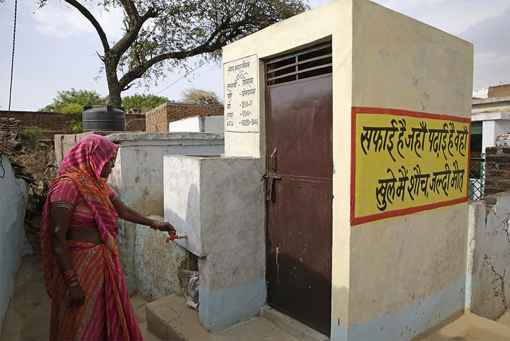 मसूरी में स्वच्छ भारत मिशन अभियान के तहत सर्वक्षेष्ठ शौचालय रखने के लिए बांटे गए प्रशंसा पत्र Under the Swachh Bharat Mission campaign under the aegis of Nagar Palika Parishad, Mussoorie, Keane, Hildari and Rotary Mussoorie,