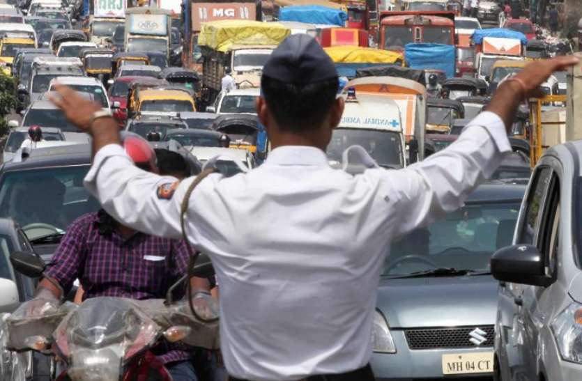 ट्रैफिक नियमों उल्लंघन करने पर पुलिस ने काटे 10,602 वाहनों के चालान