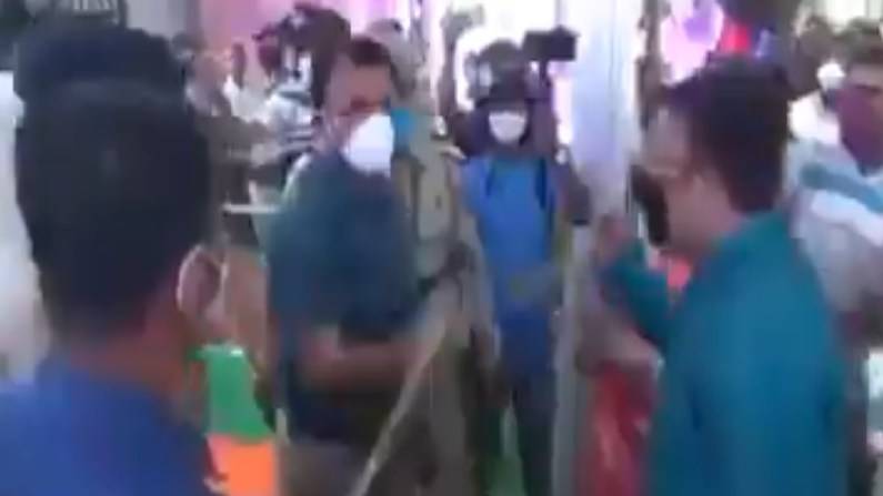 त्रिपुरा: कोरोना गाइडलाइन के उल्लंघन में डीएम ने रूकवाई शादी, मैरिज हॉल में लोगों से की बदसलूकी, अब मांगी माफी