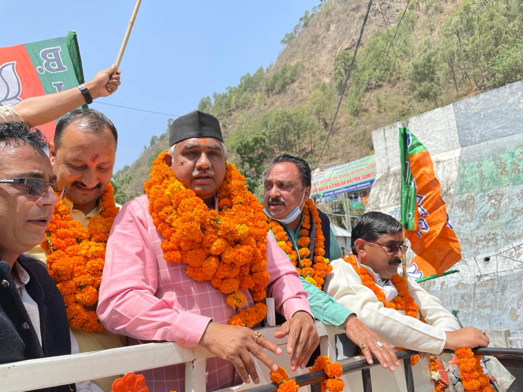उत्तरकाशी में अध्यक्ष श्री मदन कौशिक का कार्यकर्ताओं एवं जनपद वासियों ने किया भव्य स्वागत Workers and residents of the newly appointed state president Mr. Madan Kaushik, who went on a tour of Uttarkashi district on Tuesday,