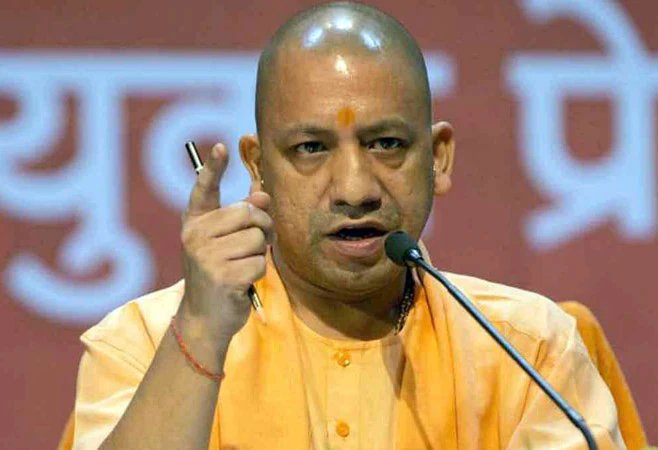 योगी सरकार का बड़ा फैसला, यूपी में लगेगा वीकेंड लॉकडाउन The Yogi Adityanath government of Uttar Pradesh has taken a big decision today amid the rising havoc of the corona virus. According to the Yogi government, from today onwards, night curfew will be imposed in all districts of UP, as well as complete lockdown will be imposed in the state on every Saturday and Sunday. After the announcement of the Yogi government, there will now be a complete lockdown in the state every Friday night from 8 am to Monday morning.