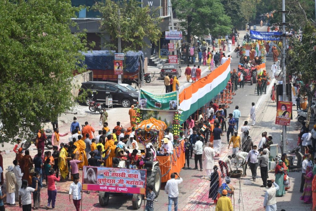 श्री पंचायती उदासीन बड़ा अखाड़ा की भव्य व दिव्य पेशवाई का मेलाधिकारी दीपक रावत और पुलिस महानिरीक्षक संजय गुंज्याल ने किया स्वागत