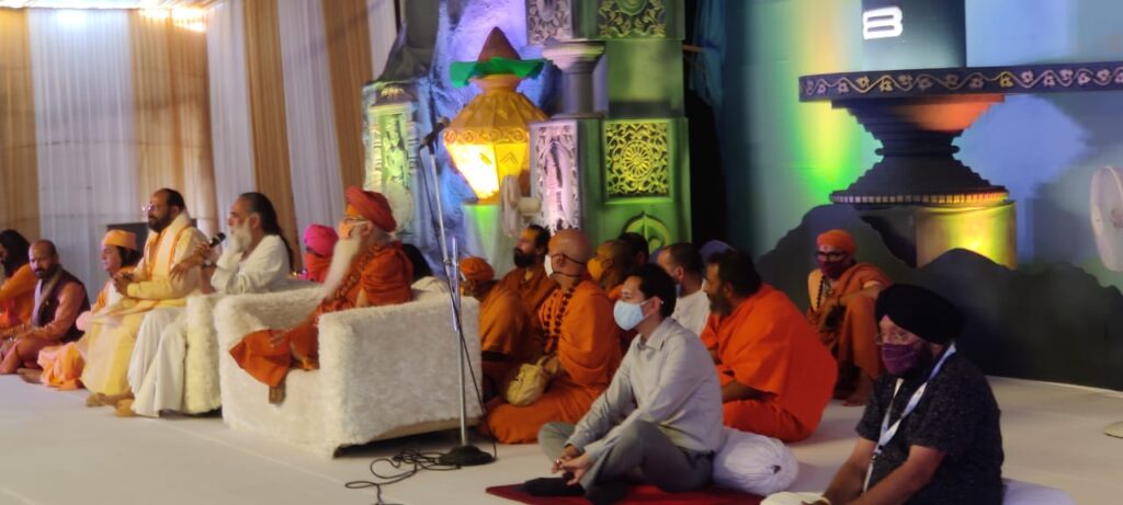 मेलाधिकारी दीपक रावत ने शंकराचार्य स्वामी स्वरूपानंद सरस्वती से की मुलाकात, कोरोना त्रासदी के बीच आयोजित कुंभ पर हुई चर्चा