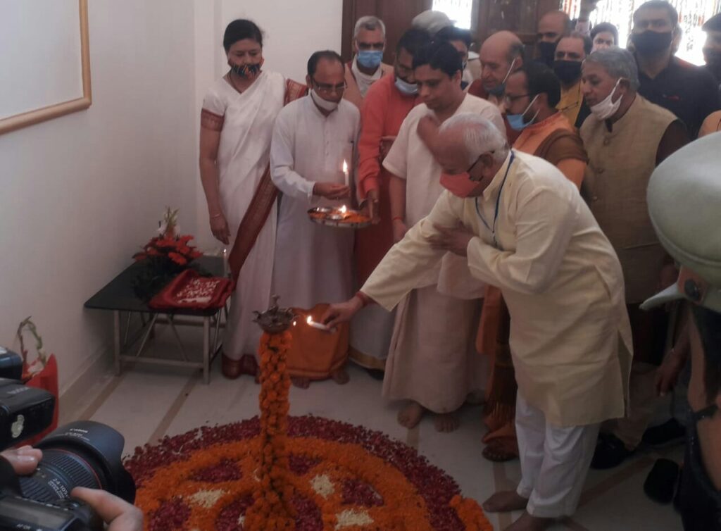 आरएसएस प्रमुख मोहन भागवत ने रविवार को कुंभ मेला क्षेत्र में सतनाम साक्षी घाट, अमरापुर घाट का लोकार्पण किया RSS chief Mohan Bhagwat on Sunday inaugurated Satnam Sakshi Ghat, Amrapur Ghat in Kumbh Mela area.