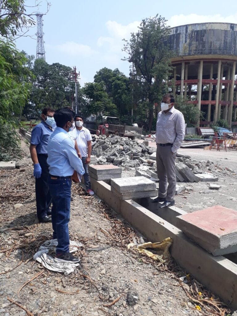 On-site inspection of the work being done under Smart City was done at Parade Ground by Dr. Ashish Kumar Srivastava, Chief Executive Officer