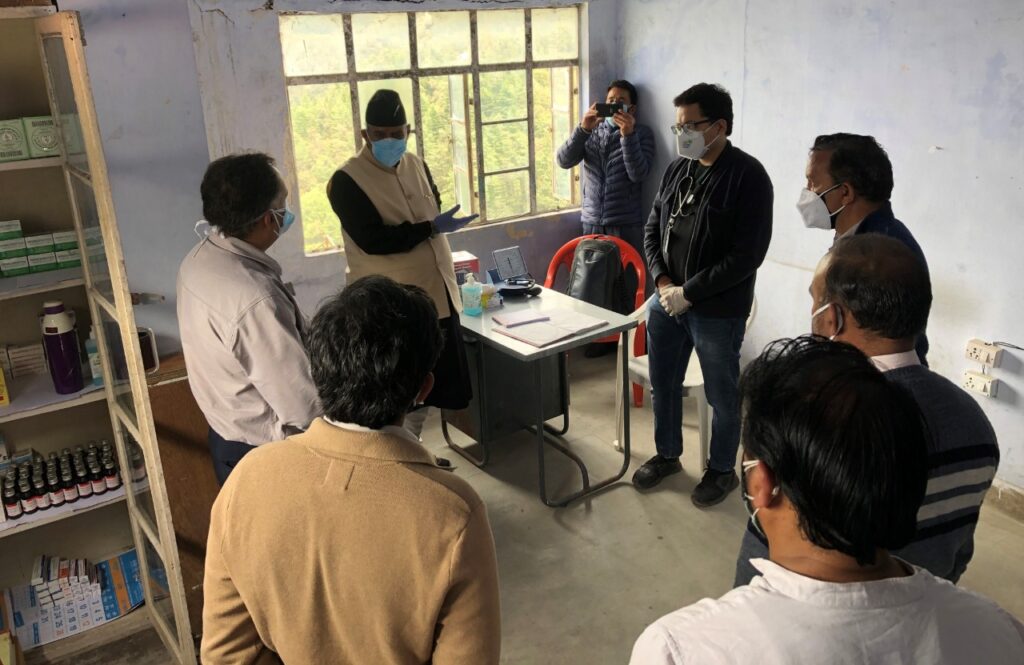 कैबिनेट मंत्री गणेश जोशी ने फ्रंटलाईन वर्करों को बांटी कोविड बचाव सामाग्री