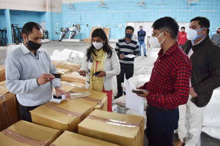 कोरोना वायरस के संक्रमण से बचाव के लिए जिले में पहुंची 7.25 लाख आइवरमेक्टिन टैबलेट A large consignment of 7.25 lakh ivermectin tablets has arrived in the district to prevent corona virus infection. Apart from this, Pulse Oximeter, Thermometer, Sanitizer, Face Sealed, N-95 Mask, PPE Kit, Kovid Antigen Kit and other items have also arrived from the district.
