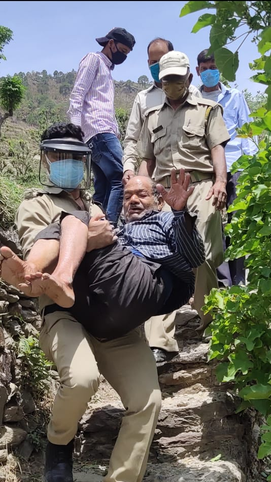 72 वर्ष के बुजुर्ग को जब पड़ा पेरेलीज़ अटैक, मदद के लिए सामने आयी टिहरी पुलिस To keep the corona global epidemic free, under the direction of Senior Superintendent of Police and Additional Superintendent of Police, Tehri Garhwal and under the supervision of the jurisdictional Sir Narendranagar, under the Mission Hausla Abhiyan,
