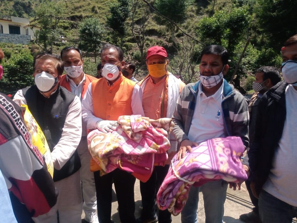 भाजपा संगठन की टीम पंहुची बिजनाड, प्रभवितो को सौंपी राहत सामग्री
