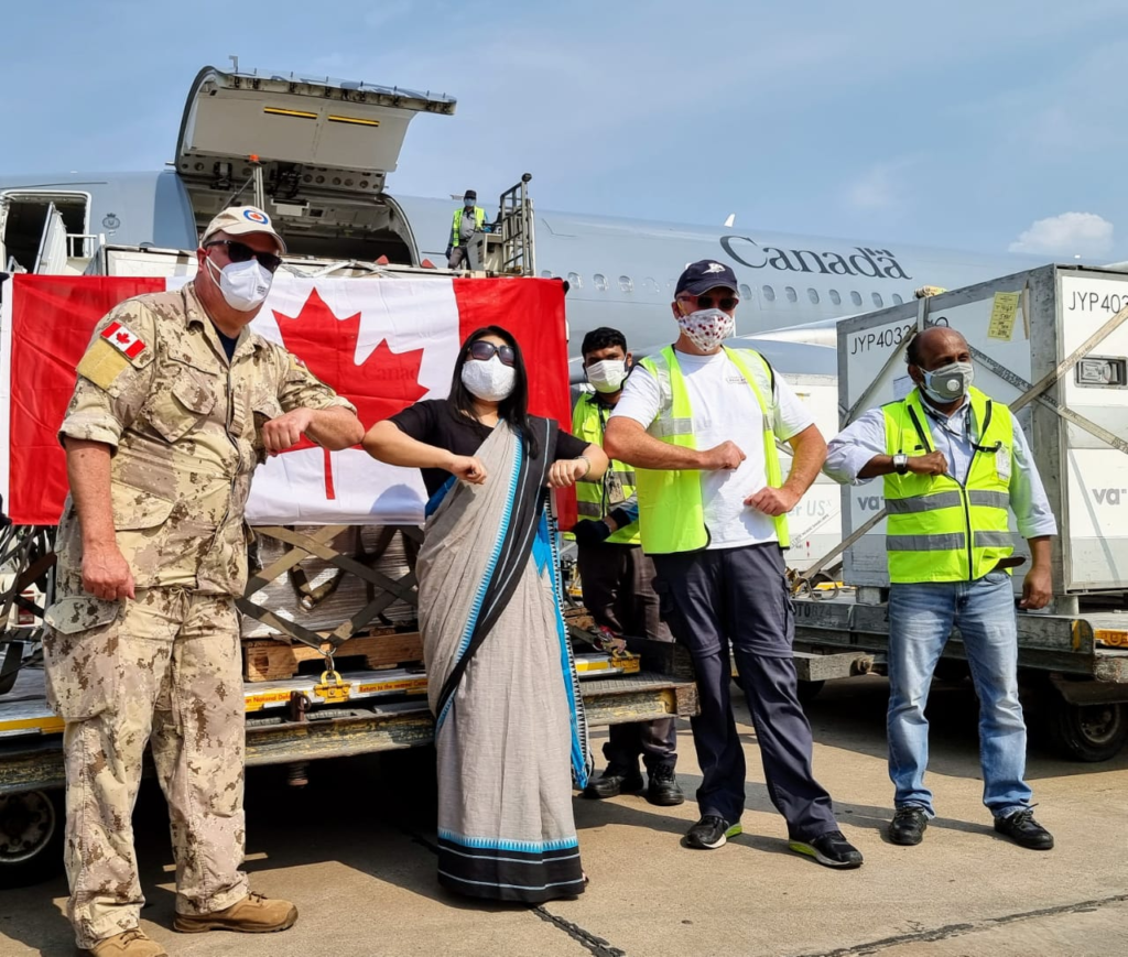 कनाडा से मेडिकल सप्लाई ले आ रही फ्लाइट हुई दिल्ली में हुई लैंड The first Canadian flight carrying essential medical supplies that will help in India’s fight against COVID landed in New Delhi today. The Canadian CC-150 Polaris aircraft deployed by Canadian Armed Forces is carrying 25,000 vials of the antiviral remdesivir (brand name Veklury) and 50 ventilators that will help deal with the second wave of the pandemic in India. Another aircraft with more medical supplies from Canada is on its way and will arrive next week.